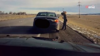 En plein contrôle routier, une policière se fait surprendre par un animal sorti de nulle part (vidéo)