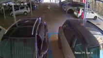 Auto si schianta contro un palo nel parcheggio di via La Farina