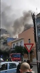 Il video dell'incendio in un'officina navale a Monopoli: la nube di fumo nero invade la città