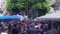 Scontri al G7 di Torino, il momento in cui un fumogeno colpisce in testa un manifestante