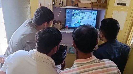 बस में चढ़ते समय महिला के बैग से गहनों का पर्स पार