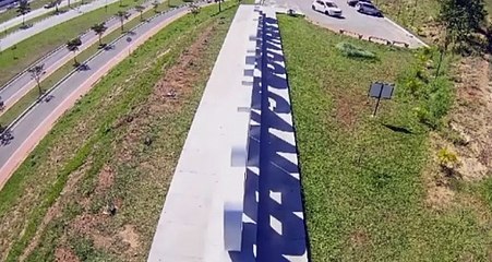 Casal é preso por suposto vandalismo após declaração de amor em placa turística de cidade