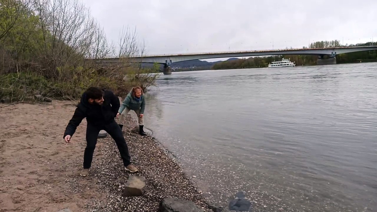 Rhein 2024 5 Steine auf Wasser
