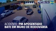 PM aposentado perde controle de carro e bate forte em muro