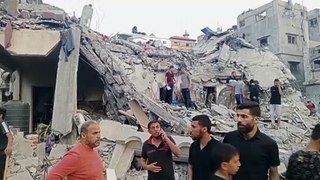 فلسطينيون يتفقدون الدمار اللاحق في ممتلكاتهم في دير البلح
