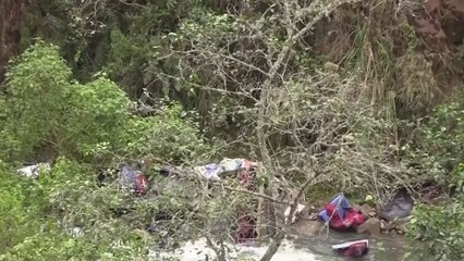 페루 산악도로에서 버스 추락..."최소 25명 사망" / YTN