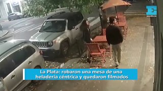 La Plata: robaron una mesa de una heladería céntrica y quedaron filmados