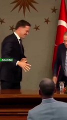 Hollanda Başbakanı Rutte'nin Erdoğan karşısındaki hali gündem oldu!