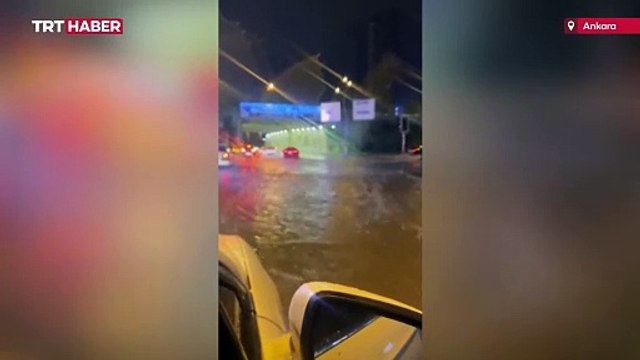 Ankara'yı sağanak vurdu: Yollar göle döndü