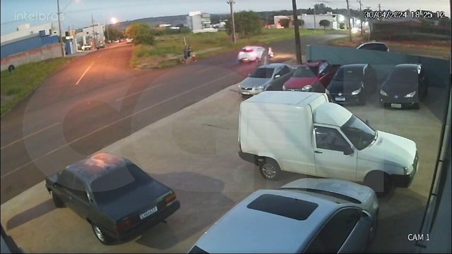 Impressionante! Câmera flagra criança sendo atropelada na Rua Rio da Paz