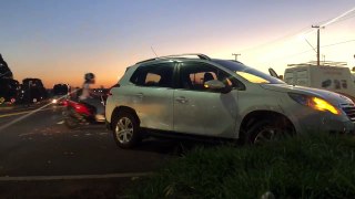 Câmera registra acidente entre Gol e Peugeot no Trevo da Portal
