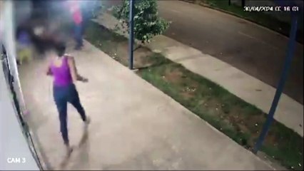 Jovem de 20 anos mata homem a pauladas em frente a supermercado