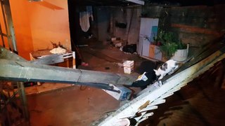 Susto e prejuízo: Poste cai em cima de residência no Universitário após caminhão arrancar fios