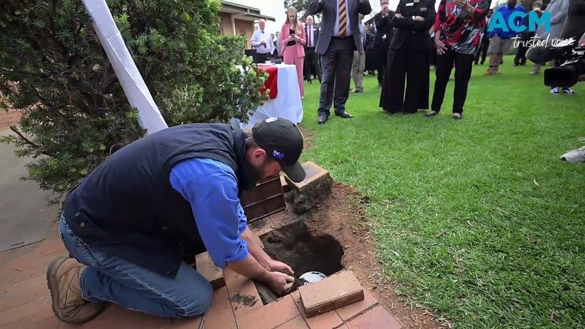 Tamworth's Carinya Christian School unearthed a time capsule, buried in 2004, as part of the school's 40th anniversary events. Video by Gareth Gardner, May 1, 2024.