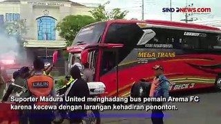 Suporter Madura United Hadang Bus Arema FC di Stadion Gelora Bangkalan