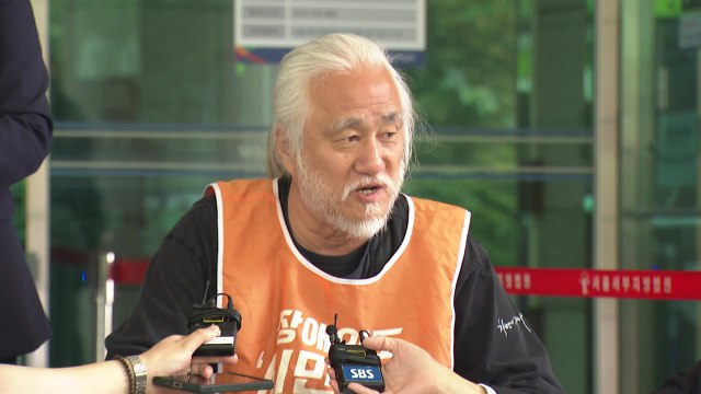 '지하철역에 스티커 수백 장' 장애인단체 대표 1심 무죄 / YTN