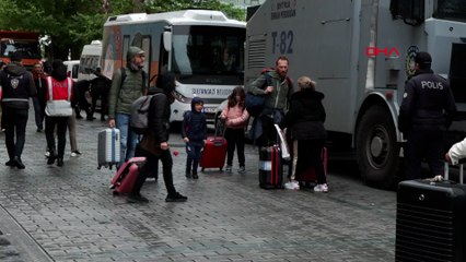 Taksim’deki otellerde kalan turistler yürüyerek alandan ayrıldı