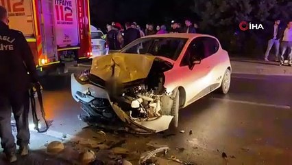 Trafik ışıklarında iki araç çarpıştı: 2 yaralı