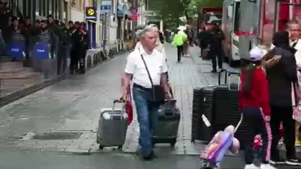 1 Mayıs yasakları turistleri de vurdu: Taksim'den yürüyerek ayrıldılar