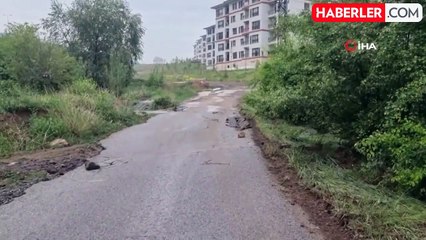 Yağmur suyu taşkını asfaltı çökertti