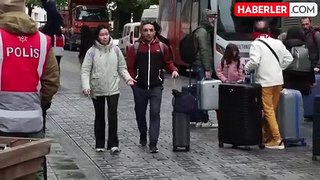 Taksim'deki otellerde kalan turistler yürüyerek alandan ayrıldı