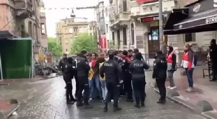 Taksim Meydanı'na çıkmak isteyen gruba müdahale