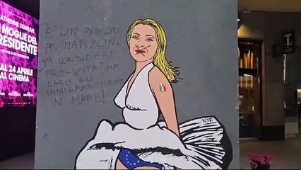 Sfregiato a Milano il murale di Giorgia Meloni come Marylin