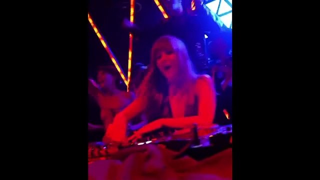 Maneskin, Victoria De Angelis da dj conquista lo storico Cocoricò di Riccione