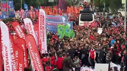Saraçhane Parkı’nda alan dolmak üzereyken siyasi partiler ve emek örgütlerinin yoğun katılımı da devam ediyor.