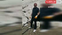 Bahçesaray - Gevaş yolu hala kapalı, vatandaşlar kendi imkanlarıyla yol açmaya çalışıyor