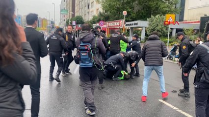 下载视频: Mecidiyeköy'de Taksim'e çıkmak isteyen gruba polis müdahalesi