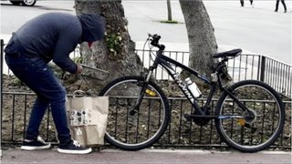 Thief Cuts Bike's Lock and Takes it Away