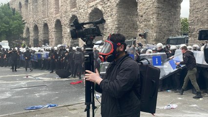 Saraçhane'de polis "dağılın" uyarısı yapıyor, kalabalık "Her yer Taksim her yer direniş" sloganları atıyor