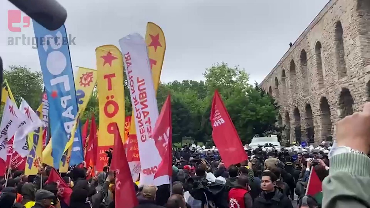 İşçiler Saraçhane'de polise 'Biber gazı sık bakalım' sloganı atıyor