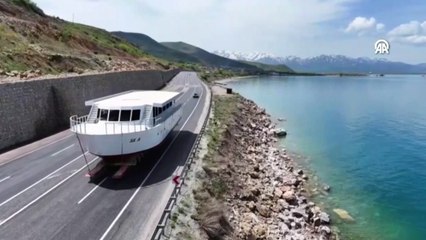110 tonluk tekne 8 saatte kara yolundan Van Gölü'ne ulaştırıldı