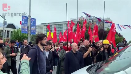 Polis aracından yapılan “Dağılın” anonsuna karşı çıkan kitle, aracın önünü kesti.