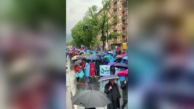 Il Corteo del Primo Maggio a Torino. Gonfaloni, striscioni e bandiere sfilano pacificamente