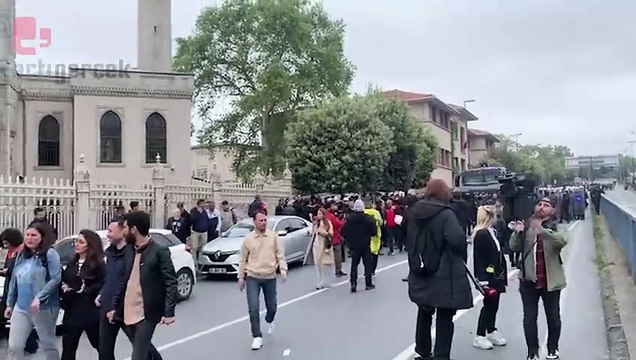 Kitle, polis barikatı eşliğinde Saraçhane Parkı’ndan Aksaray tramvay hattına kadar püskürtüldü.