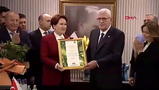 Müsavat Dervişoğlu, Meral Akşener'den görevi devraldı