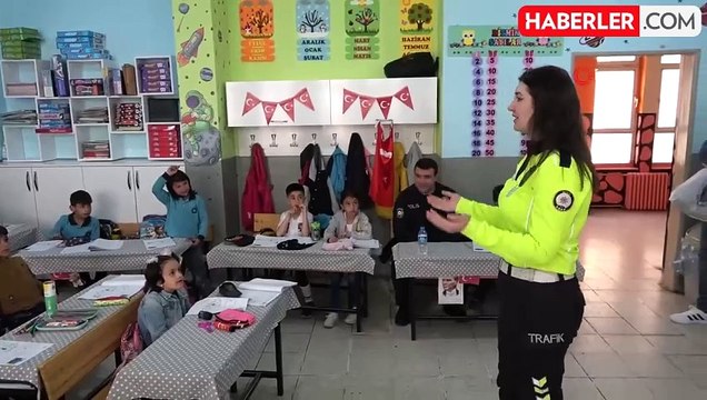 Tatvan'da polis ekipleri 1 yılda 4 bin 250 öğrenciye polislik mesleğini tanıttı