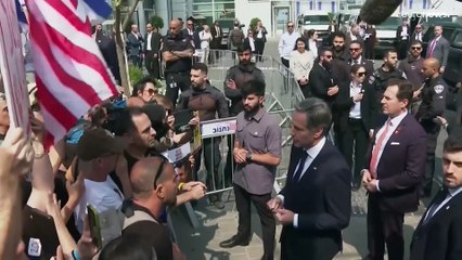 أقارب الرهائن المحتجين يلتقون بلينكن خارج الفندق الذي يقيم فيه في تل أبيب