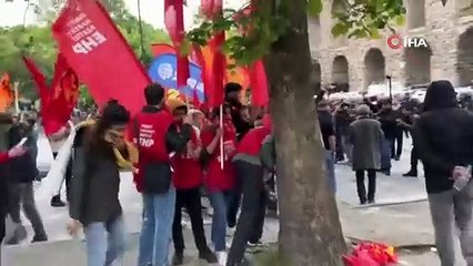 Kaldırım taşlarını söken eylemciler kamerada