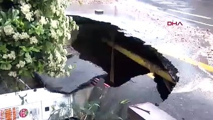 Ankara'da bahar yağmuru felakete dönüştü: Yolda 5 metrelik çukur oluştu