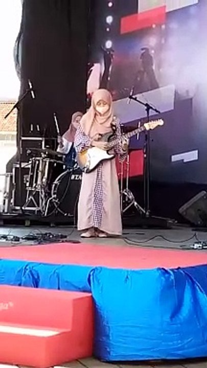 Gitaris Jewel Box di acara festival band pelajar (Komunitas Musisi Jember)