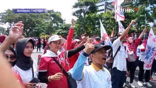 Jaga Demo Buruh, Polisi di Semarang Bagi-Bagi Bunga ke Massa Aksi