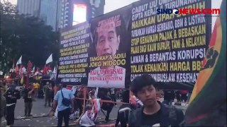 Peringatan May Day, Aksi Buruh Bakar Spanduk Raksasa Bergambar Presiden Jokowi di Patung Kuda