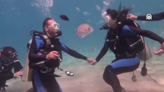 Kız arkadaşına su altında evlenme teklif etti