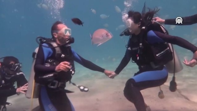 Kız arkadaşına su altında evlenme teklif etti
