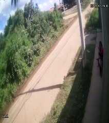 ​Video: Delincuentes atracan a una joven en la puerta de su casa mientras esperaba micro