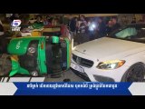 រថយន្ត Mitsubishi មួយគ្រឿងបោះពួយយ៉ាងលឿនទៅ បុ...ក របាំងថ្មពុះចែកទ្រូងផ្លូវ